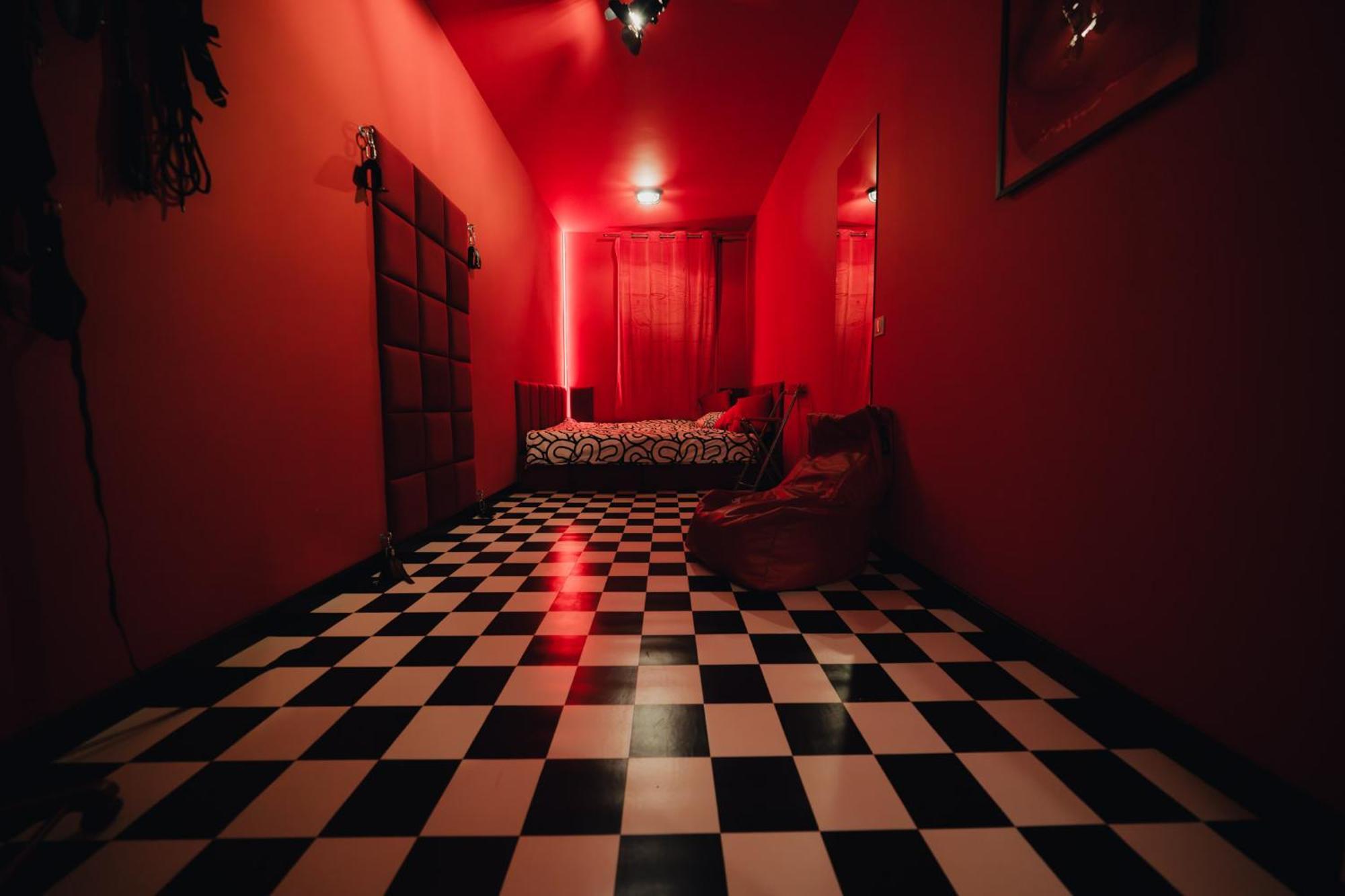 54 Love hotel *